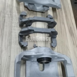 Фото процесса пескоструйной обработки грузовые автомобили, автобусы, спецтехника, прицепы, полуприцепы Пескоструйная обработка суппортов | Наши работы